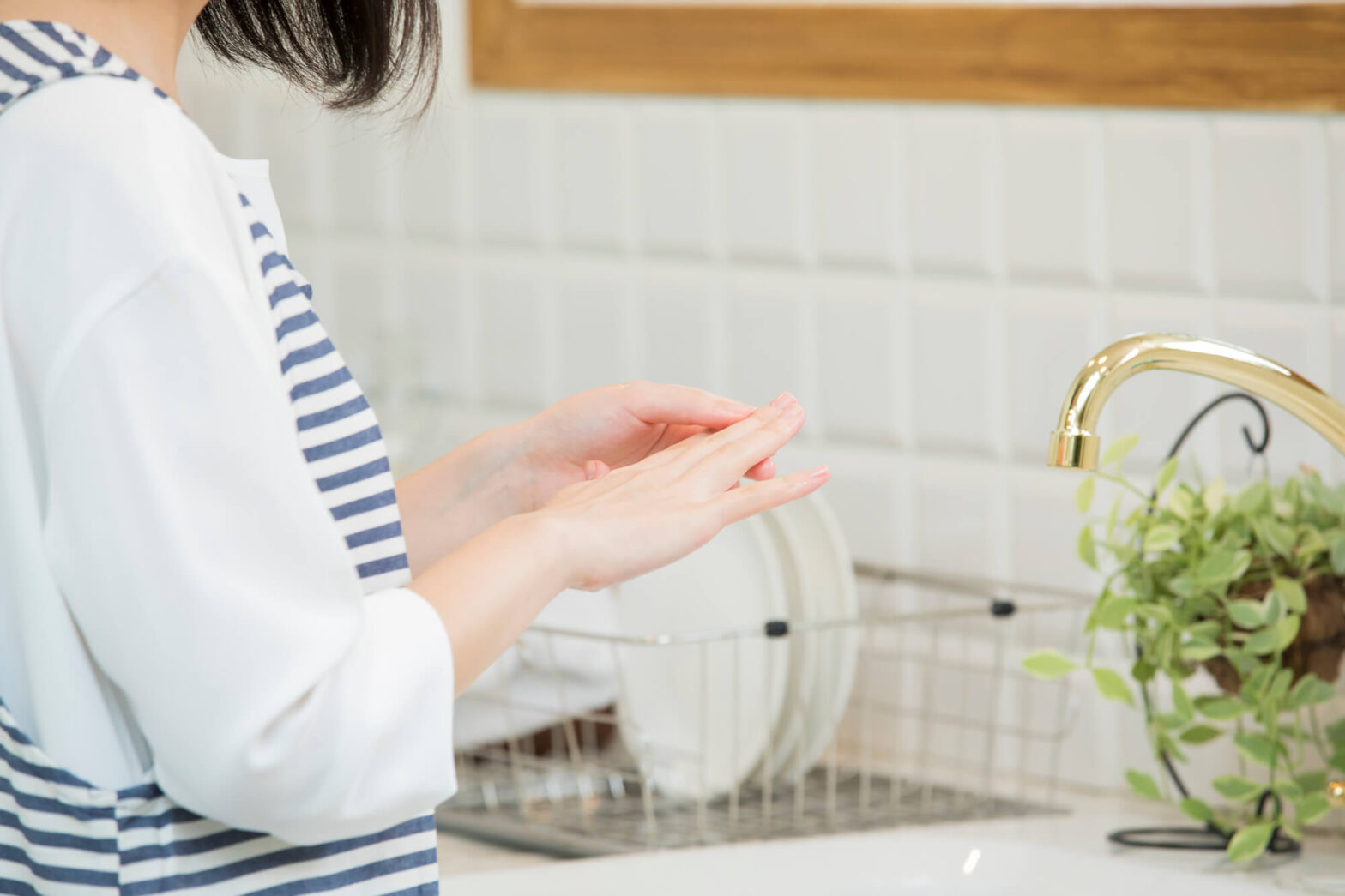 ワセリンと手袋があればOK！手荒れを予防する冬のナイトケア