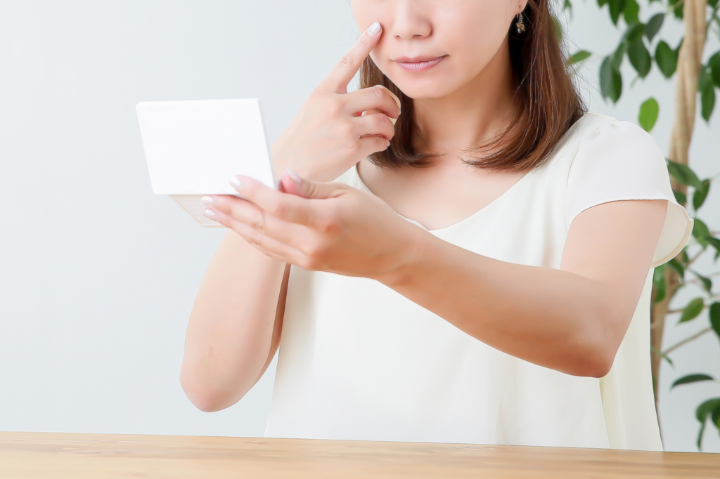 顔に保湿剤を塗る女性イメージ