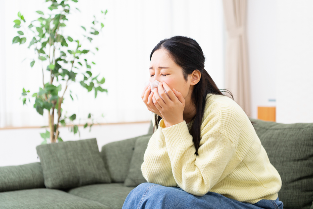 アレルギー性鼻炎に苦しむ女性のイメージ