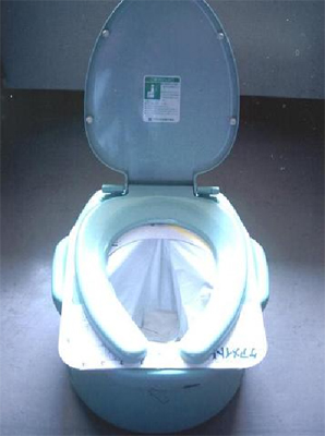 図6. ポータブルトイレに装着した汚物処理バッグ（使い捨てトイレ）