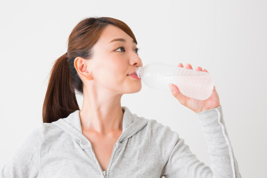 水を飲む女性