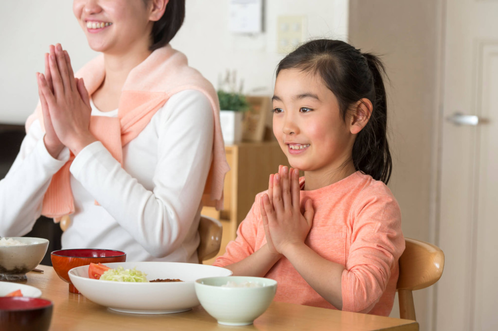 いただきますをする子ども