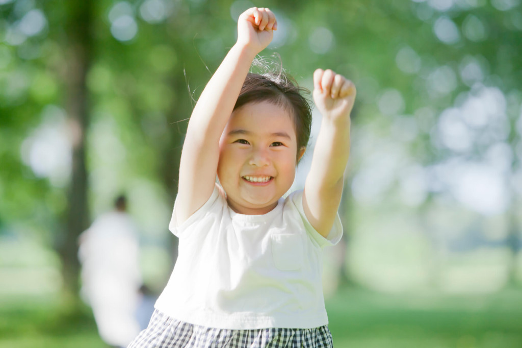 手を挙げる子ども