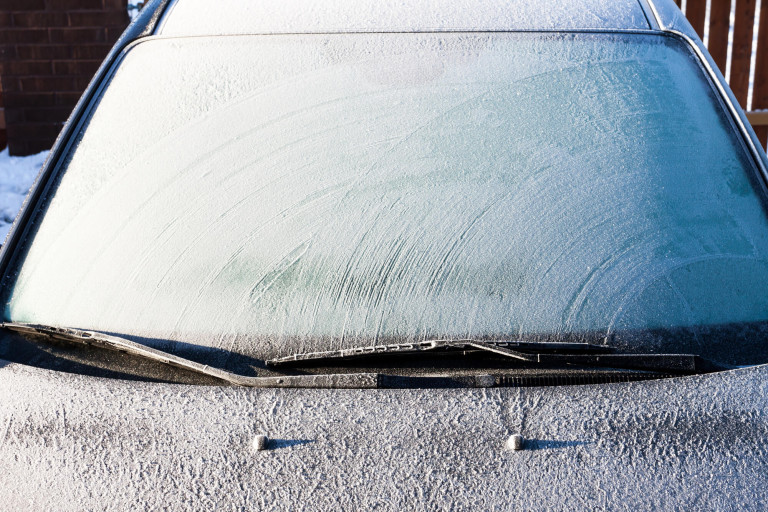 エタノールが効果的！？凍結した自動車のフロントガラスを一瞬で溶かす方法