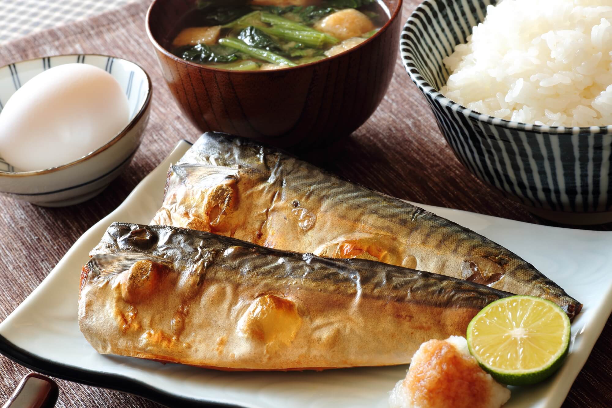 焼き魚がもっとおいしくなる 重曹を用いた魚焼きグリルの掃除方法 エコ家事 健栄生活