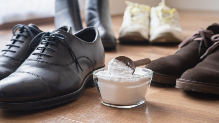 靴の消臭には重曹が役立つ！足のにおいの原因や予防方法を紹介
