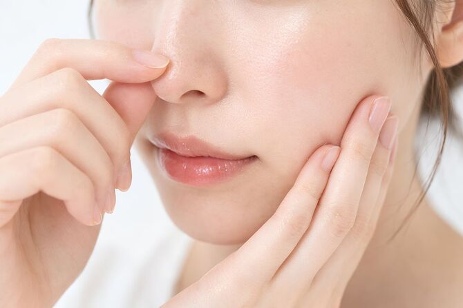 メラニン毛穴の原因と対策とは？黒ずみ毛穴との違いや自宅でできるケア方法を解説