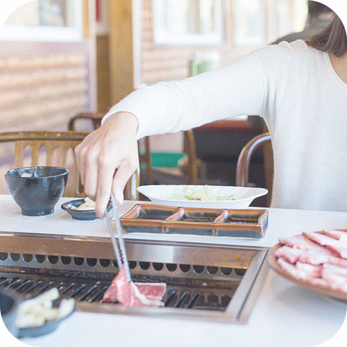 焼肉や焼き鳥など、洋服についた臭いも撃退!のイメージ写真