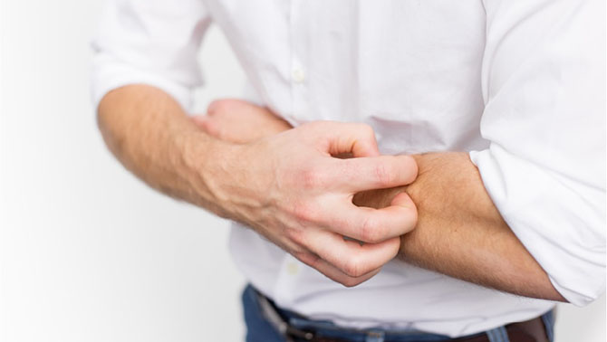 乾燥肌が原因のかゆみへの対策は？適切なスキンケア方法やインナーケアを紹介