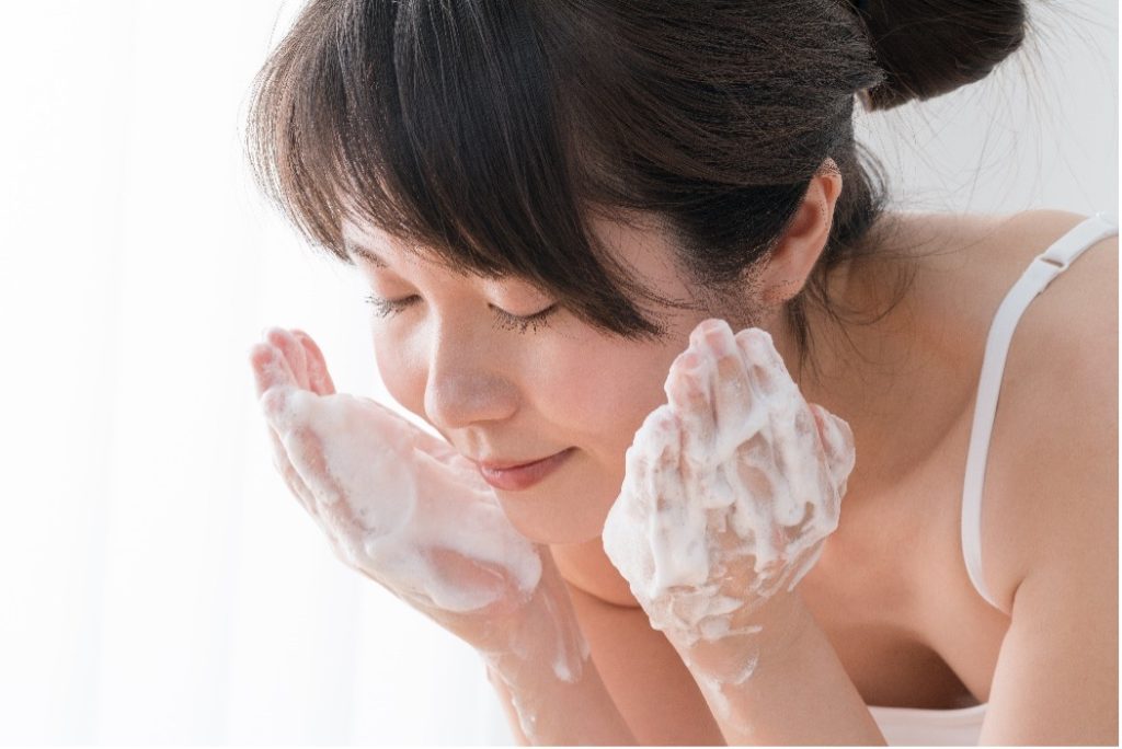 乾燥肌でも朝は洗顔するべき？洗顔料の選び方や適切な洗い方も紹介