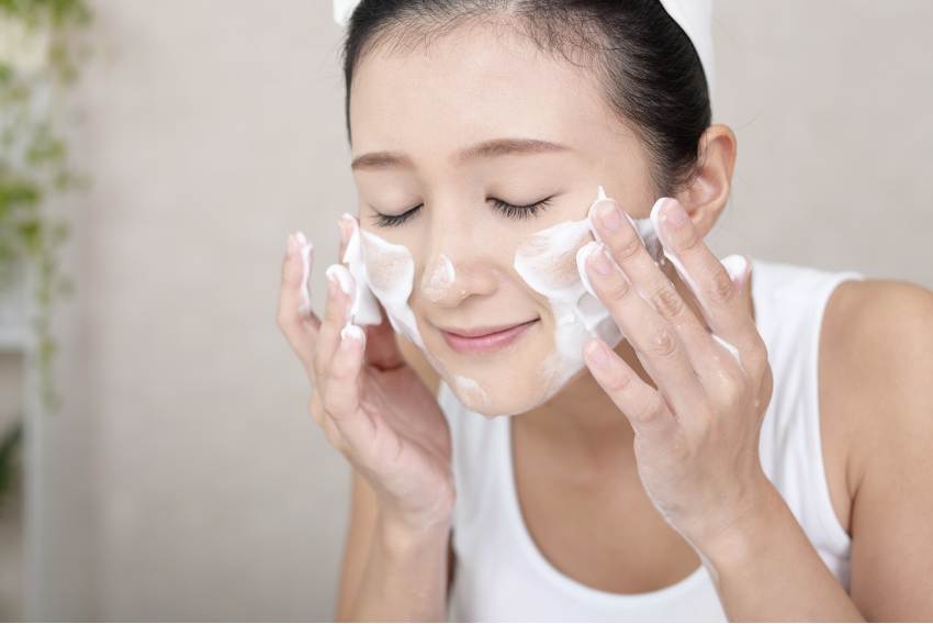 【医師監修】乾燥肌におすすめの洗顔方法を紹介！商品の選び方なども解説