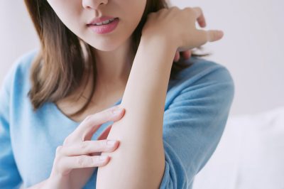 【医師監修】ガサガサうろこ肌の原因と対策とは？乾燥肌の人が気を付けるべきポイント