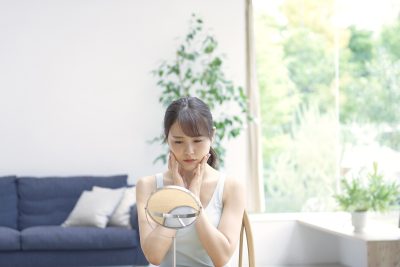 敏感肌の原因は乾燥だった？刺激から肌を守るためのスキンケア方法を紹介