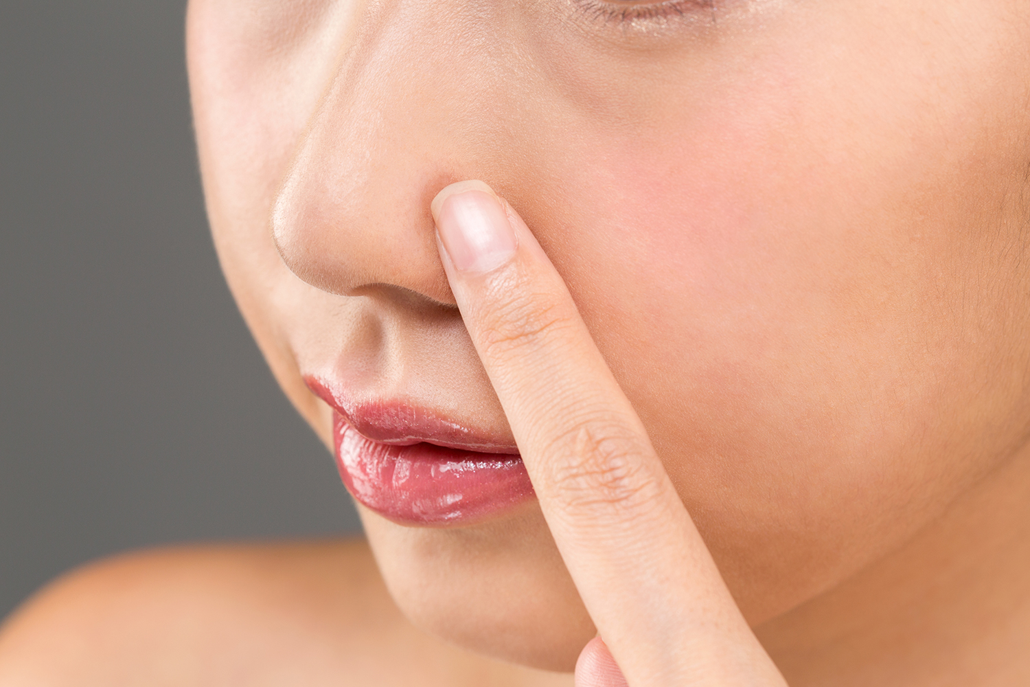 毛穴の汚れを取る方法は？目立つ原因や間違ったケア方法も紹介