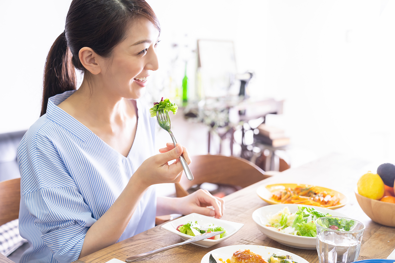 【医師監修】肌荒れを治す食べ物は？摂取したい栄養素と肌への影響を解説