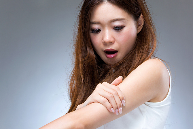 乾燥によるかゆみでブツブツができる原因は？対処法や予防方法を解説