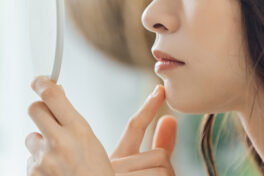 肌が黄色い原因とは？黄ぐすみの適切なケアと予防方法を解説