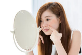 毛穴の白いニョロニョロの正体は角栓!原因や間違った対処法、適切なケア方法を紹介