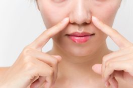 【医師監修】鼻の毛穴が黒ずむ原因は？適切な対処法と間違ったセルフケアを紹介