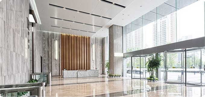 オフィスの玄関で