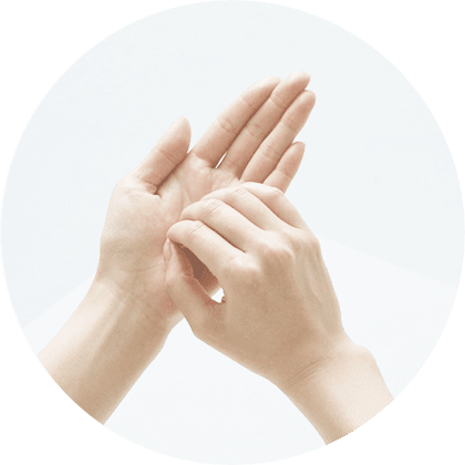 ジェルを指先にすり込み、手のひらになじませる。