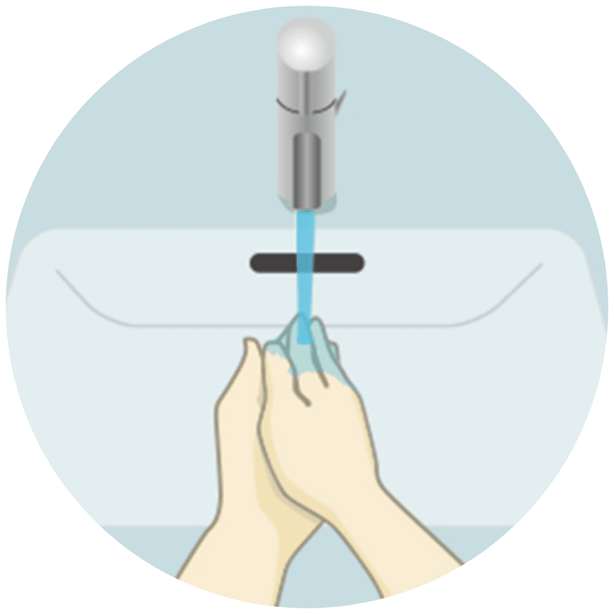 はじめに流水で手全体を濡らします。（泡立ちを良くして手全体に石けんを広げるためと、皮脂を奪いすぎないようにするためです。）