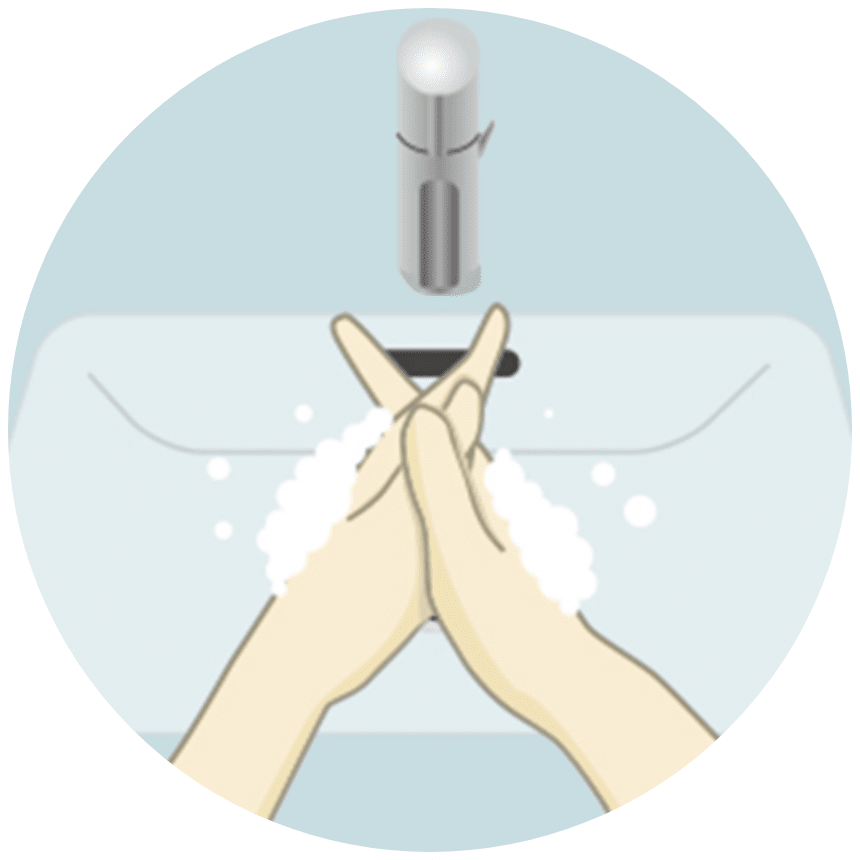 手に石けんを付け、手のひらで十分に泡立てます。30秒以上かけて丁寧に洗いましょう。（「ハッピーバースデートゥーユー♪」の歌が1回15秒なので、2回歌うのを目安にすると良いです。）