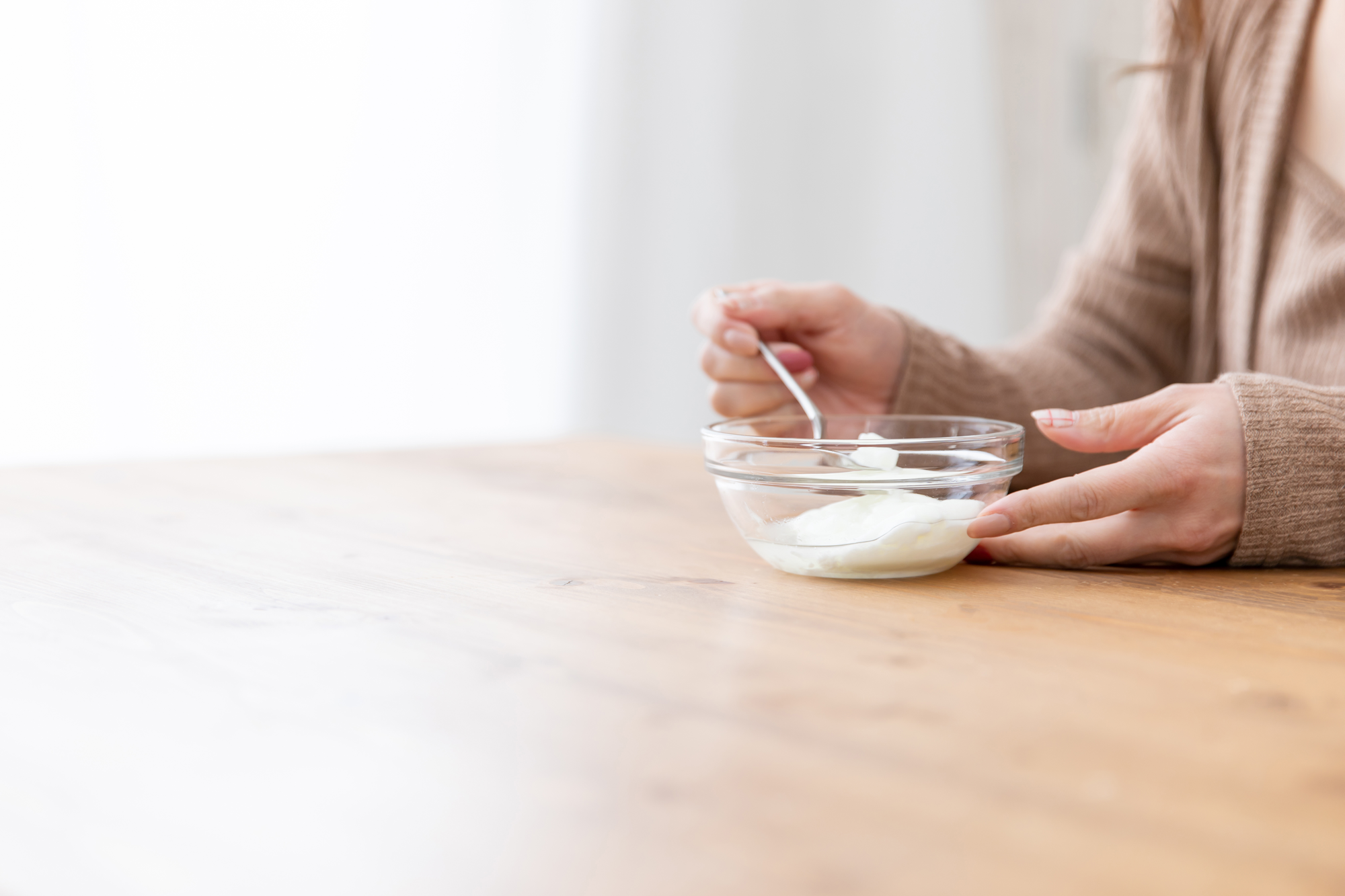 ヨーグルトを食べる人