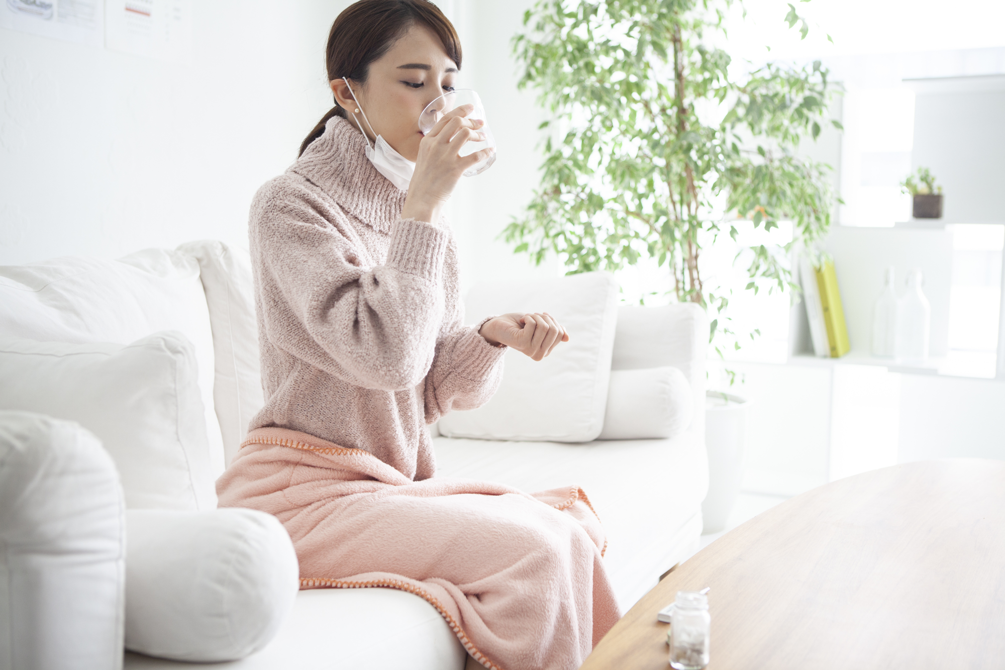 薬を飲む女性