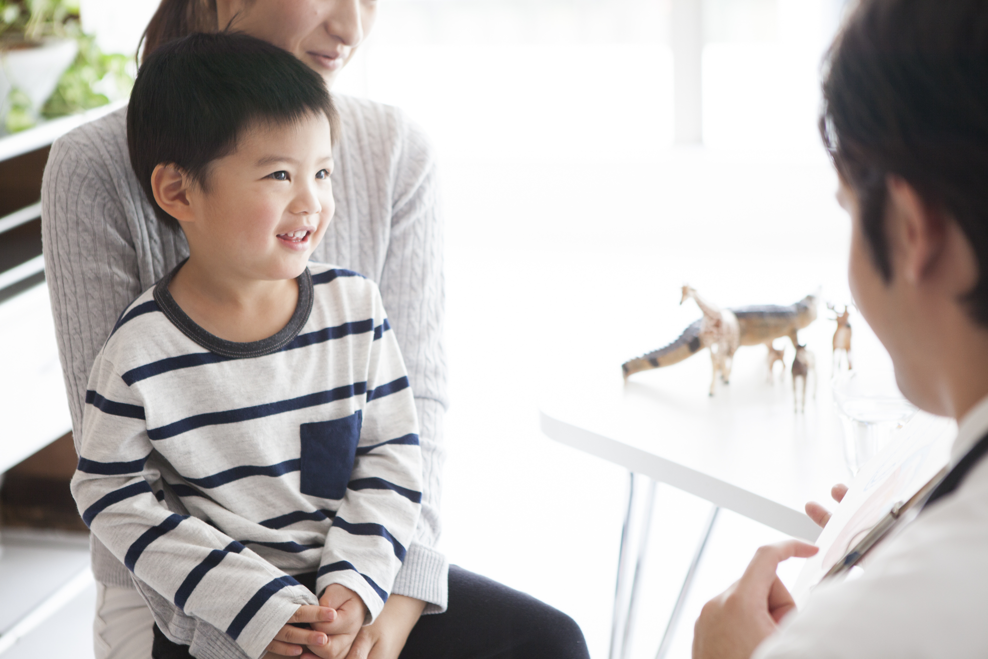 医師の説明を聞く子ども