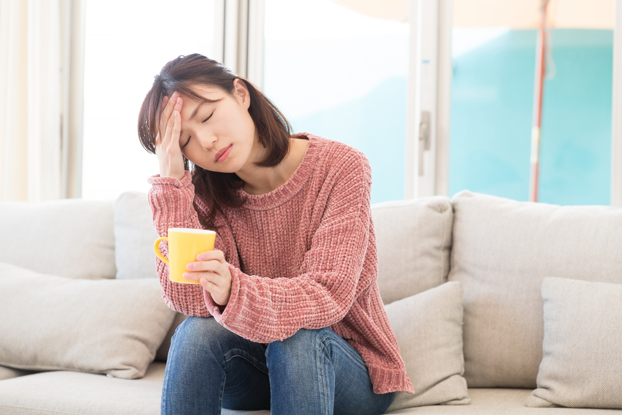 頭痛に苦しむ女性