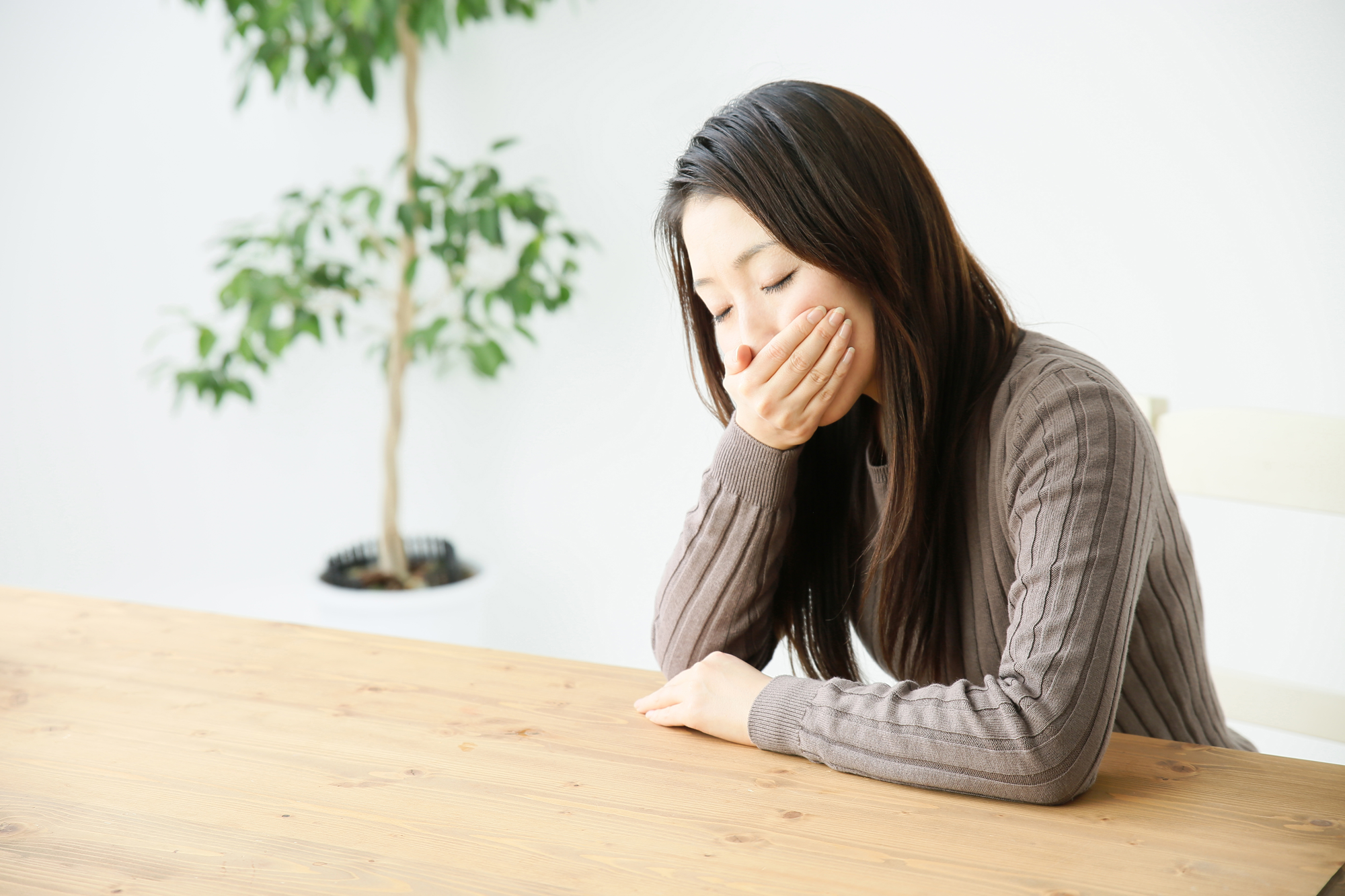 感染力が非常に強く、特に冬場に猛威をふるうといわれているノロウイルス。感染した経験のない方にとっては、感染経路や症状について、あまり知らないという人も多いかもしれません。今回は、ノロウイルスがどのような経路で感染し、どのくらいの潜伏期間を経て、どういった症状が出るのかについて解説します。  ノロウイルスに感染したらどのような症状が出るのか  ノロウイルスの特徴的な症状は、激しい吐き気や嘔吐、下痢、腹痛です。発熱することは少なく、発熱した場合でも高熱にはならないケースがほとんどです。小児の場合は嘔吐が多く、成人になると下痢が多いという特徴もあります。症状が出ている間は、体力を消耗するものの、他の基礎疾患があったり、高齢者などで体力が低下している人でなければ、重症化したり、後遺症を残すことはほとんどありません。ただし、乳幼児や高齢者の場合は、嘔吐物の誤嚥や窒息、下痢による脱水などを起こさないよう、注意して経過を見守る必要があります。  ノロウイルスにはどのようにして感染するの？  ノロウイルスの感染経路には、以下のようなものがあります。  ●経口感染  ノロウイルスに汚染された食材を口にすることによって感染します。特に汚染されたカキなどの二枚貝によって引き起こされる感染が有名です。ノロウイルスの潜んでいる生の食べ物や加熱が不十分な食べ物を体内に入れてしまうことが原因となるため、感染を防ぐためには食材を十分に加熱することが重要だといわれています。また、汚染された食材を調理したまな板や包丁のほか、食材に触れた手指からも媒介することがあるため、サラダなど生食するものを調理する際には、調理器具の十分な衛生管理と手洗いが必要です。なお食べ物以外でも、ノロウイルスに汚染された水を飲むことによって、感染することも分かっていますので、管理の行き届いていない井戸水や簡易水道の水などにも注意しましょう。  ●接触感染  ノロウイルスに触れた手を媒介して感染します。感染者の吐しゃ物や便には大量のウイルスが含まれているため、特に感染者の世話をする際には接触感染の危険性が高くなります。また吐しゃ物や便だけでなく、感染者が触れた便座や水を流すためのレバー、トイレの床、ドアノブ、水道の蛇口、手すり、さらには衣服などのほか、公共の場所では電車のつり革などからも媒介し得ます。このような経路を介して手指に付着したノロウイルスが、最終的に口と入り込んでしまうと感染します。接触感染を防ぐためには、直接汚染物を触らないようにすることと、流行時にはノロウイルスが付着したものを触ってしまう危険性を考慮して、特に十分な手洗いを心がける必要があります。  ●飛沫感染  ノロウイルスに感染した患者の吐しゃ物や便などが飛び散った際に、飛沫を吸い込むことで感染します。また、吐しゃ物や便などをしっかり取り除けていなかった場合には、ウイルスがほこりなどと一緒に空気中に漂い、それを吸い込むことによっても感染します。ノロウイルスの感染力は非常に強いため、空気中に漂う微量のウイルスであっても、体内に入れば感染を引き起こします。病院や高齢者施設、保育園、学校など、多くの人が集まっている場所でノロウイルスの集団感染が起こりやすいのは、このためです。こうした感染の拡大を防ぐためには、十分な換気のもとで、二次感染しないようにマスクや手袋で防御しながら汚染した物を適切に処理するとともに、塩素系の漂白剤でしっかり消毒を行って、ノロウイルスを徹底的に取り除くことが必要になってきます。  ノロウイルスの感染期間はどのくらい？  ノロウイルスに感染してから症状が現れるまでの潜伏期間は、24～48時間といわれており、多くの場合ウイルスが体内に侵入してから1、2日後に症状が出始めます。症状が治まるまでの期間もほぼ1、2日となっており、持病などがある場合を除いては自然に回復するのが普通で、後遺症が残ることもありません。ちなみに、症状自体は数日で治まるものの、糞便中のウイルスは1週間から長い場合には1カ月程度とどまるため、症状がなくてなっても感染源となる危険性は続いています。 なお、感染しても症状の出ない不顕性感染の人や、軽い風邪の症状や悪寒、吐き気程度で治まってしまう人もいます。この場合、ノロウイルスに感染した自覚のないまま、便からはウイルスを排出しています。無症状であってもノロウイルスを保持していることに変わりはないため、知らないうちに自分が感染源となって感染を広げてしまう可能性があるのです。流行時にはこうした可能性を考え、日常的に手洗いや衛生管理に注意してください。  まとめ  激しい吐き気や下痢など、突然のつらい症状を起こすことが多いノロウイルスは、感染力の強いウイルスなので、無自覚でいるとあっという間に感染を広げることになりかねません。どんな症状が出たらノロウイルスを疑えばよいのか、さらにどのように感染が広がるのかという特徴的な症状や感染経路をあらかじめ知っておけば、感染の拡大を未然に防ぐことができます。今回ご紹介した症状や感染経路、予防策などを参考にして、ノロウイルスの感染と感染の拡大をしっかり防ぎましょう。