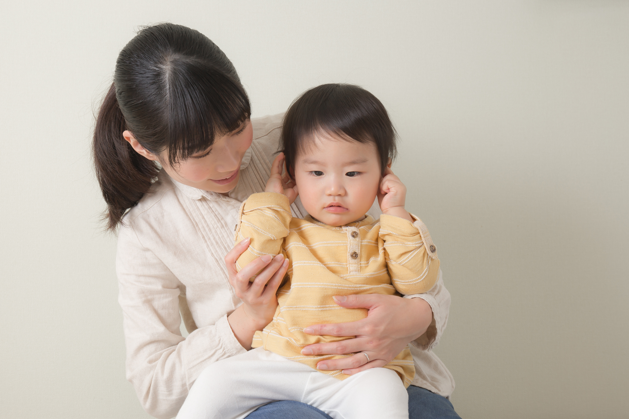 耳を気にする子ども